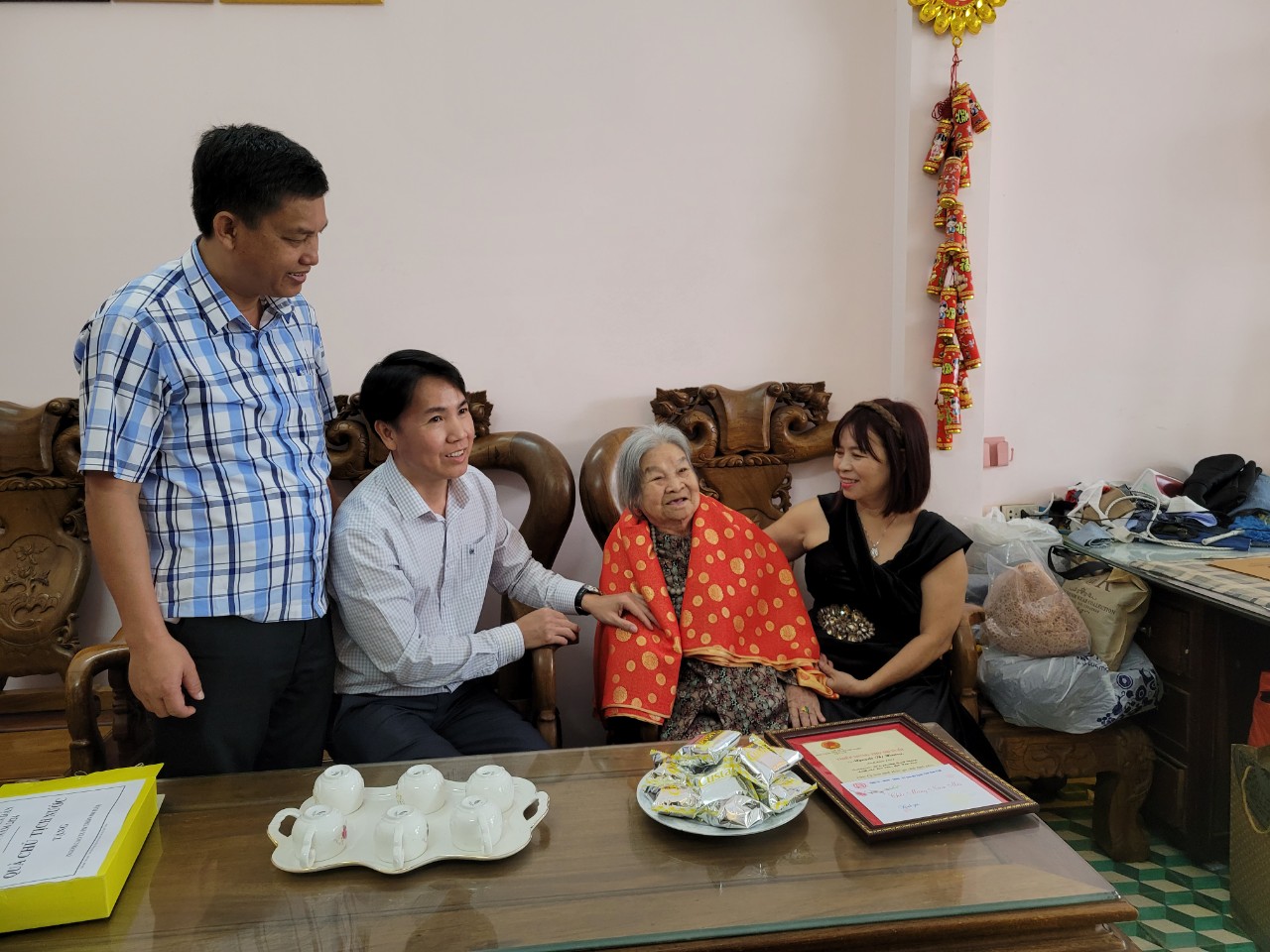 Thăm chúc tết công dân 100 tuổi và các cơ sở bảo trợ xã hội ngoài công lập trên địa bàn tỉnh Kon Tum