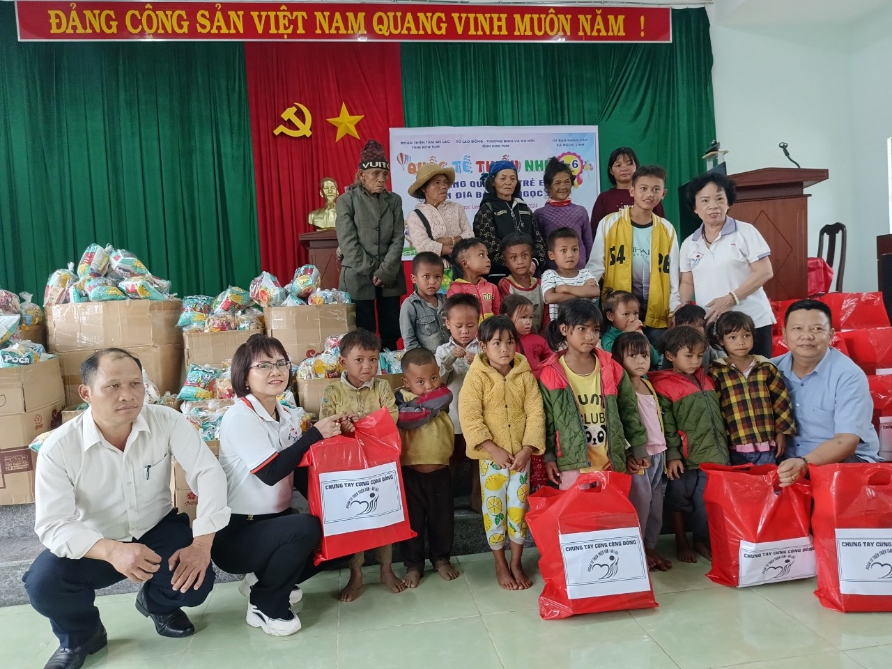 Tổ chức 1/6 cho các cháu thiếu nhi trên địa bàn xã Ngọc Linh, huyện Đăk Glei